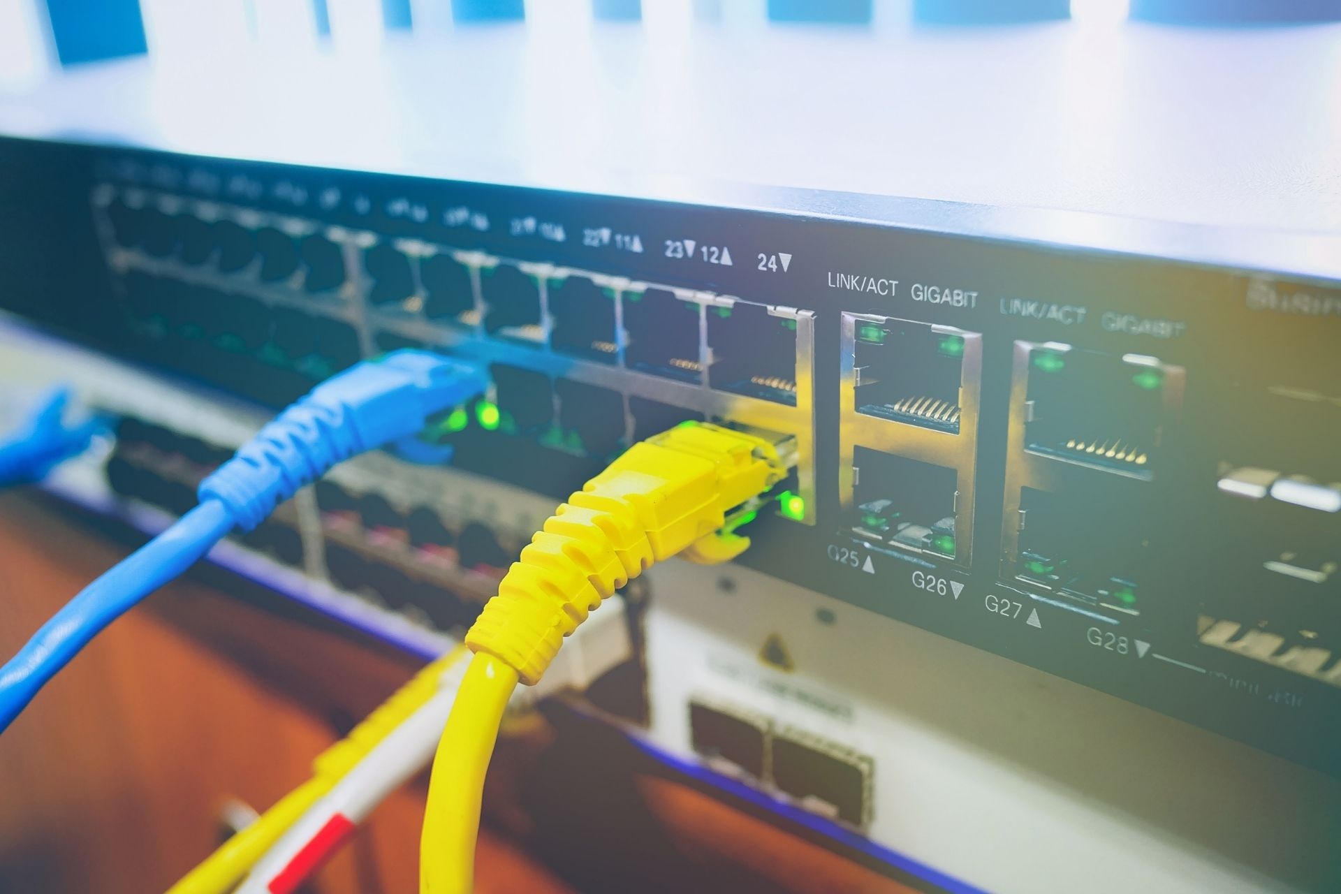 What are the benefits of using multiple ISPs for internet redundancy?