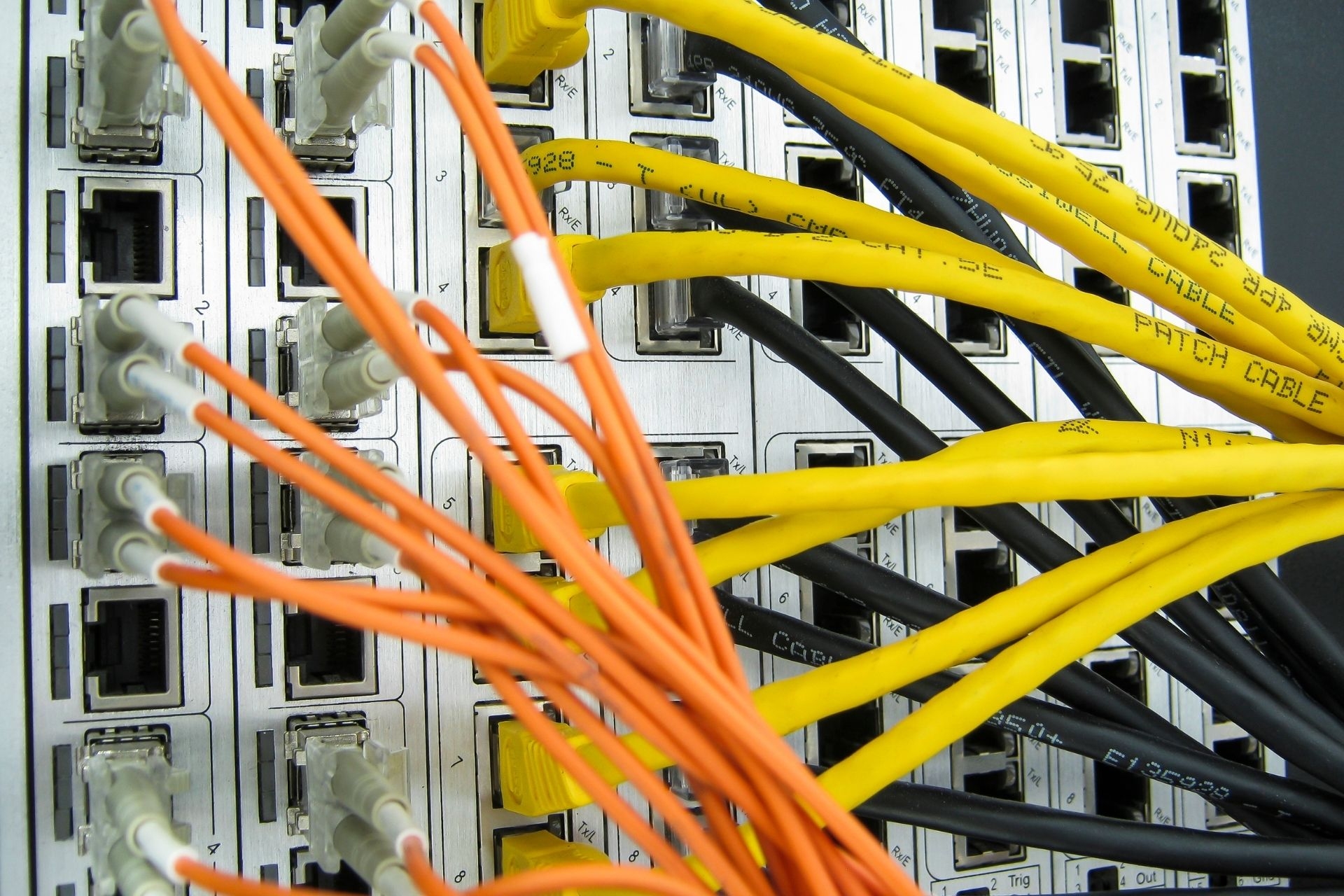 What are the key considerations when setting up a redundant internet connection for a data center?